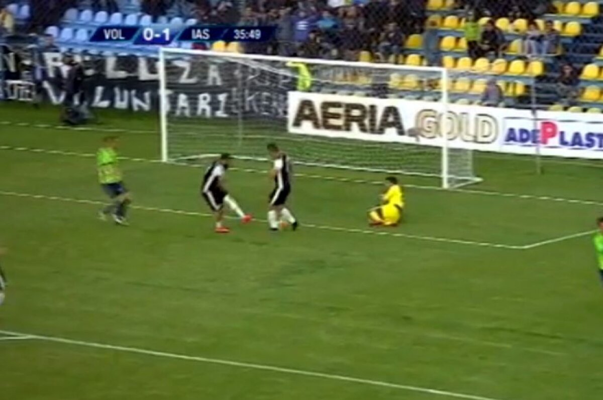 VIDEO Faza anului în fotbalul românesc! Autogol de cascadorii râsului la primul meci al zilei