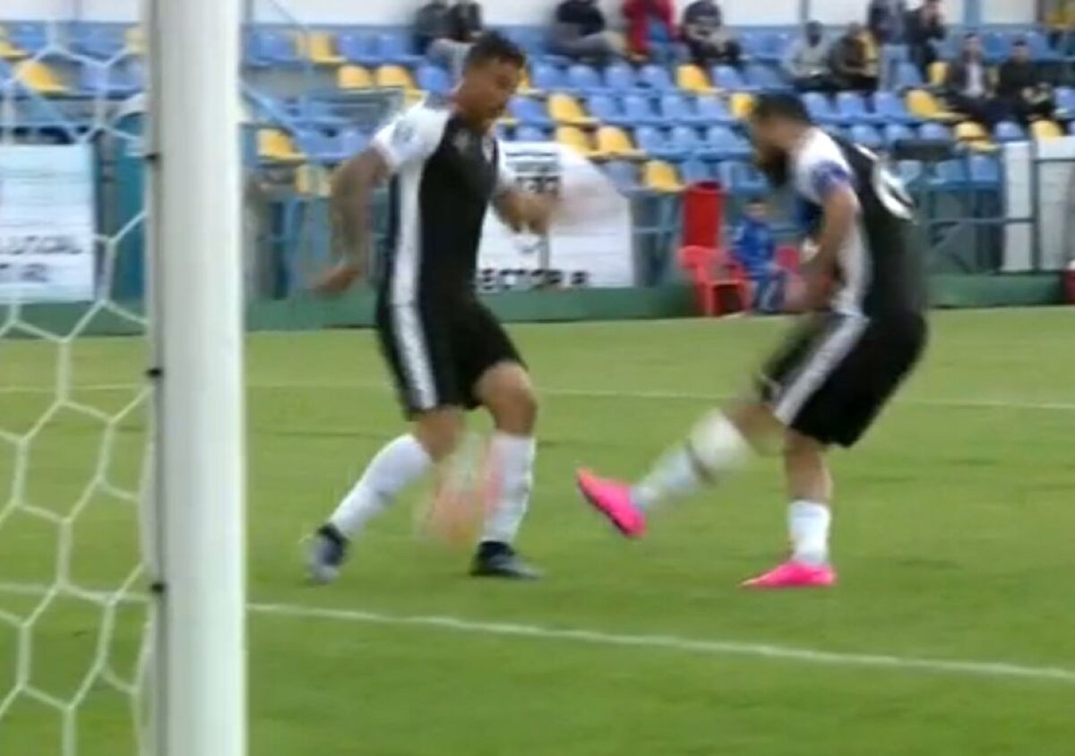 VIDEO Faza anului în fotbalul românesc! Autogol de cascadorii râsului la primul meci al zilei