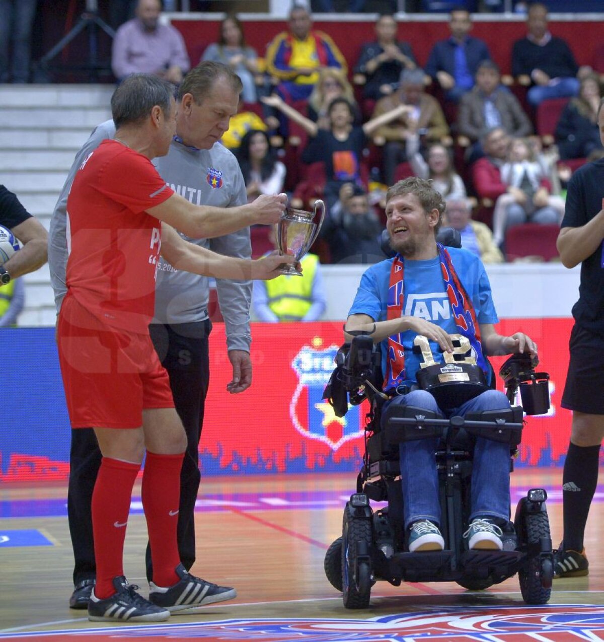 VIDEO+FOTO Steaua 2006 a învins greu legendele din 1986 în meciul caritabil pentru Neșu » Peluza Sud a făcut spectacol!