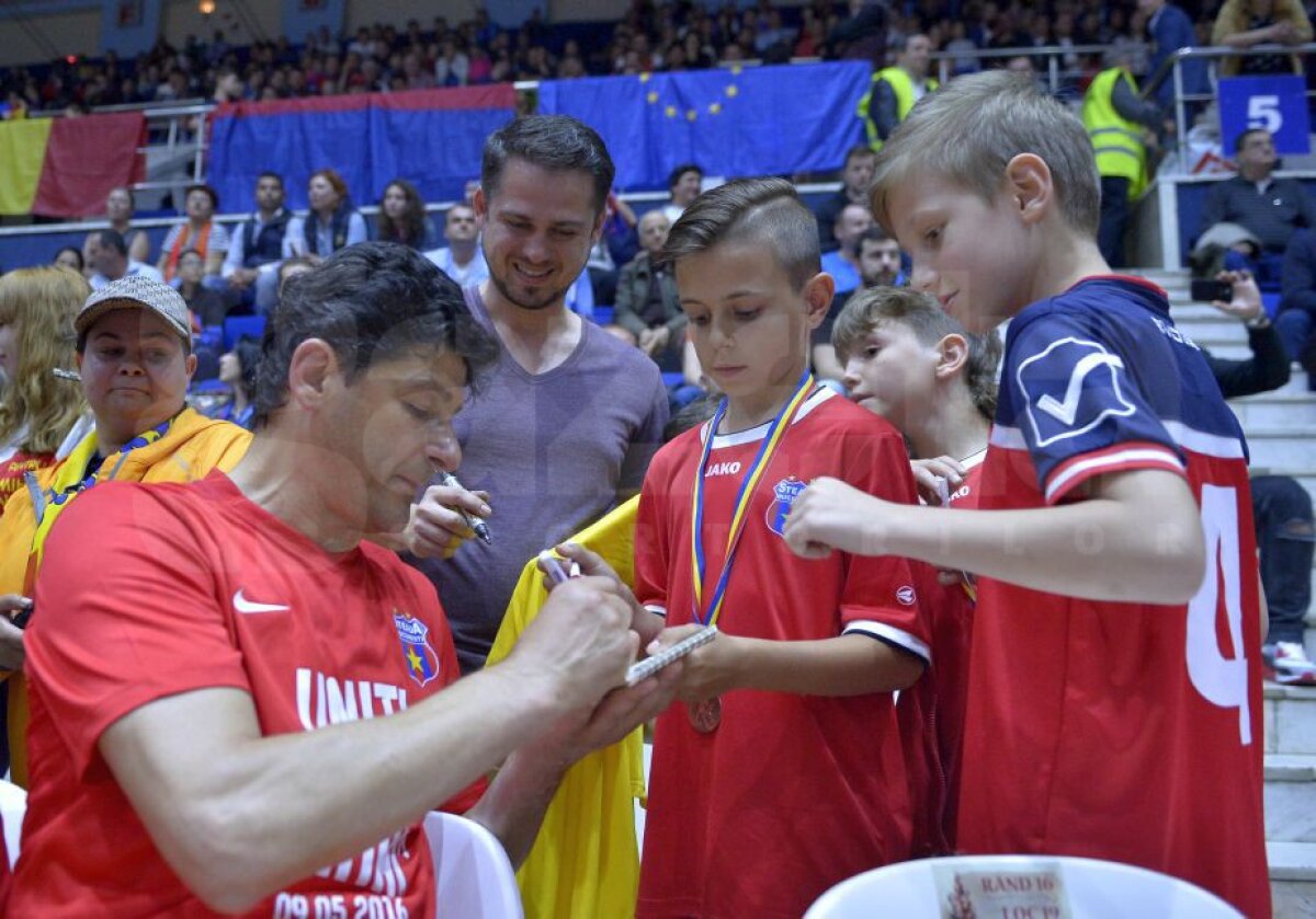 VIDEO+FOTO Steaua 2006 a învins greu legendele din 1986 în meciul caritabil pentru Neșu » Peluza Sud a făcut spectacol!