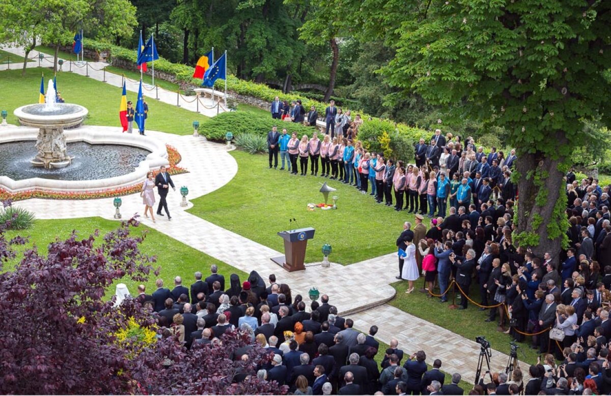 FOTO România recunoscătoare » O țară întreagă la picioarele lor » Campioanele Europei au fost aplaudate inclusiv de președintele Klaus Johannis
