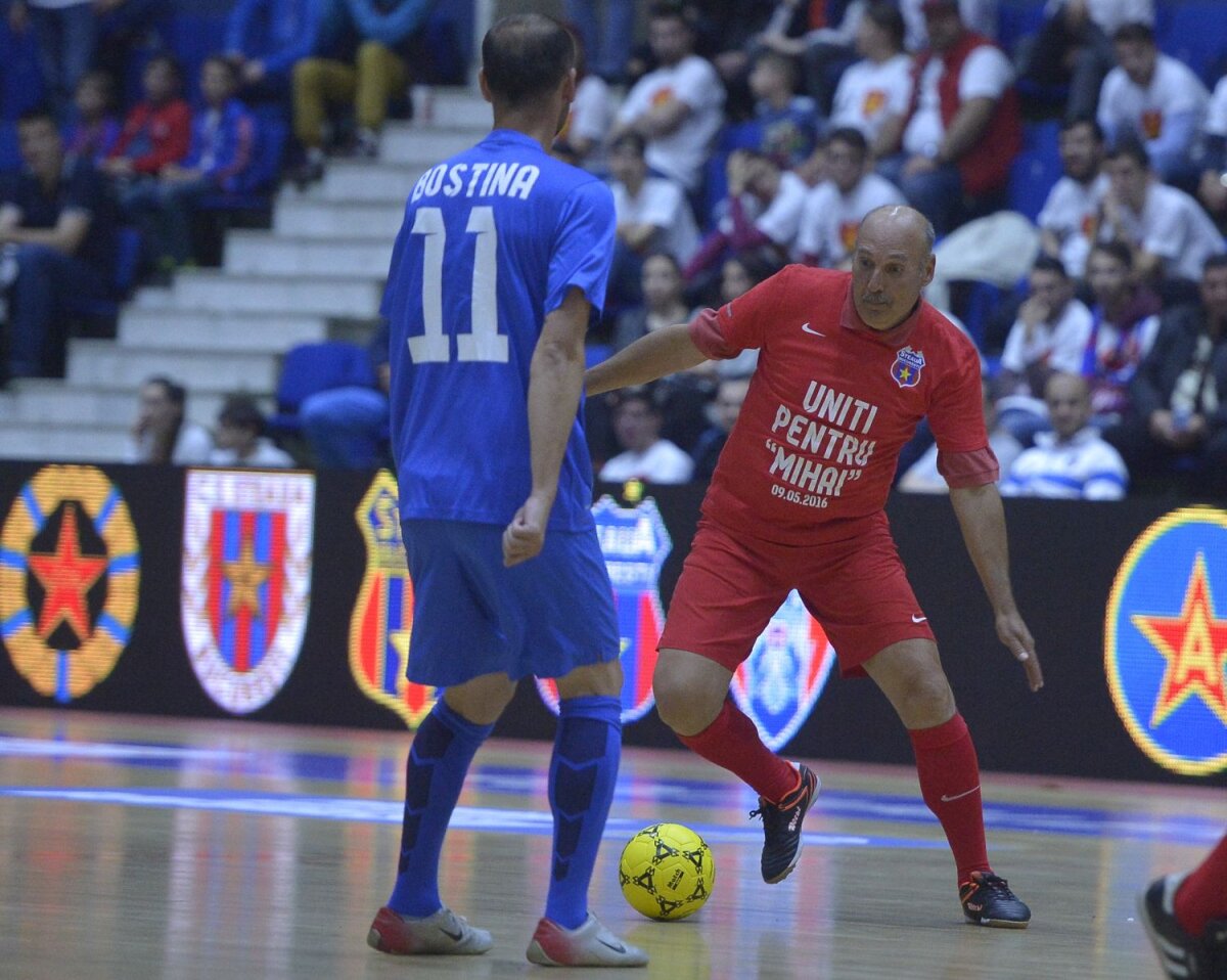 FOTO Uniţi pentru Mihai » Generațiile Steaua '86 și Steaua 2006 au jucat un meci caritabil în sprijinul lui Neșu