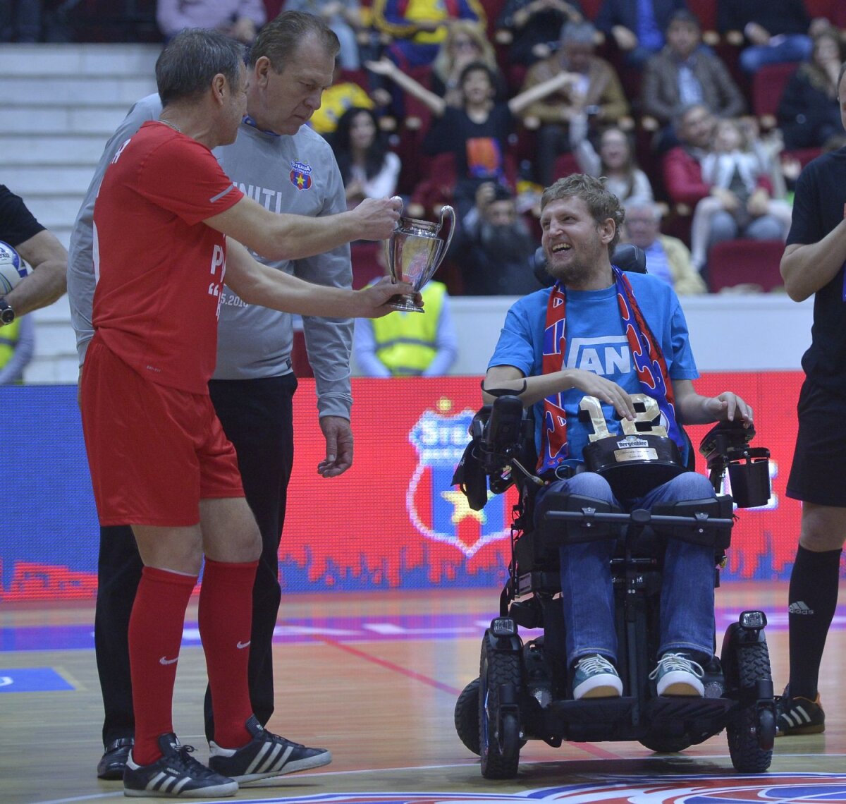 FOTO Uniţi pentru Mihai » Generațiile Steaua '86 și Steaua 2006 au jucat un meci caritabil în sprijinul lui Neșu