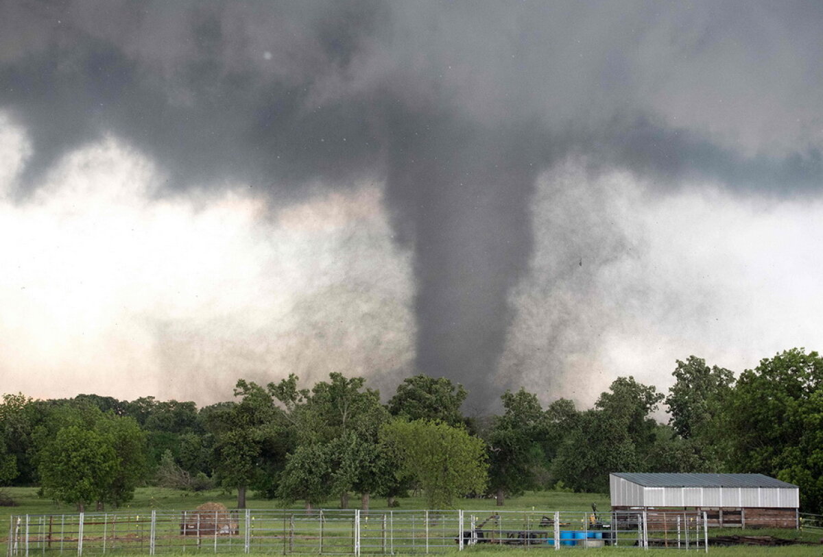 FOTO Fotografii incredibile surprinse chiar în timpul unei tornade!