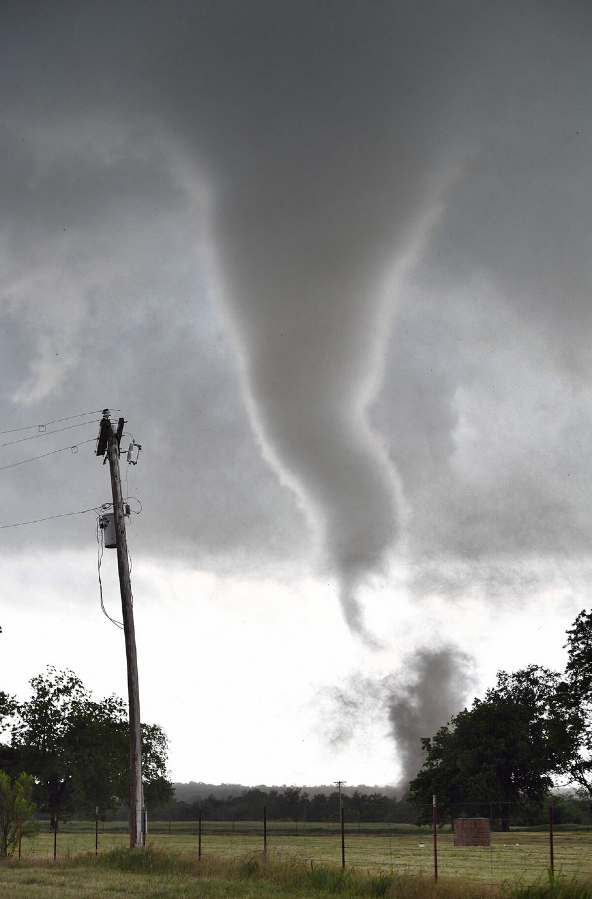 FOTO Fotografii incredibile surprinse chiar în timpul unei tornade!