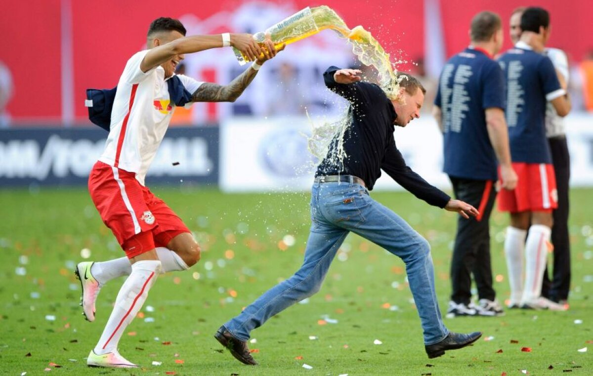 Antrenorul s-a rupt în timp ce era fugărit de un jucător cu o halbă mare de bere!