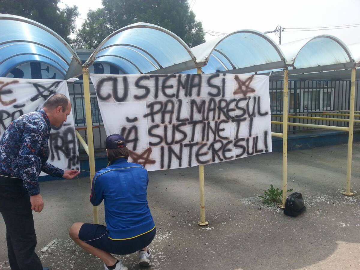 FOTO Protest în fața stadionului Ghencea! Bannere afișate de fani: "Stop! Nu distruge echipa!"