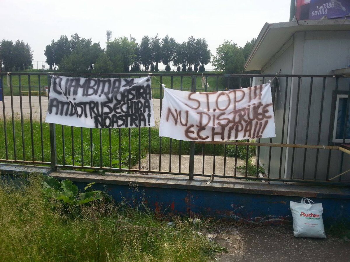FOTO Protest în fața stadionului Ghencea! Bannere afișate de fani: "Stop! Nu distruge echipa!"