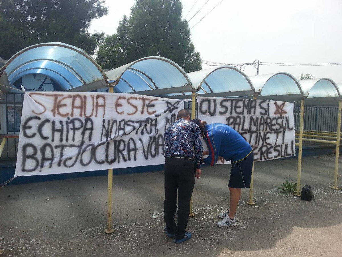 FOTO Protest în fața stadionului Ghencea! Bannere afișate de fani: "Stop! Nu distruge echipa!"
