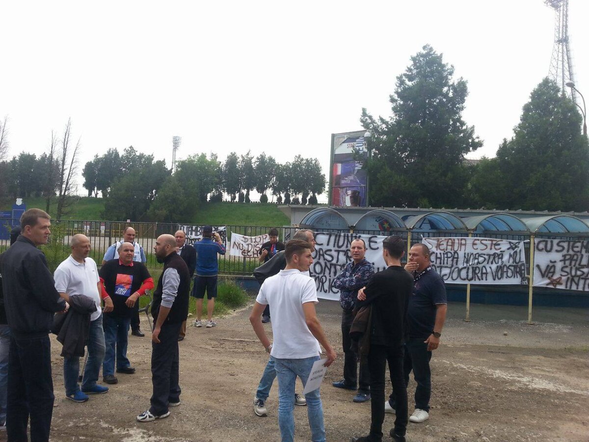 FOTO Protest în fața stadionului Ghencea! Bannere afișate de fani: "Stop! Nu distruge echipa!"