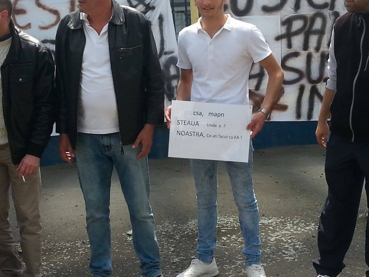 FOTO Protest în fața stadionului Ghencea! Bannere afișate de fani: "Stop! Nu distruge echipa!"