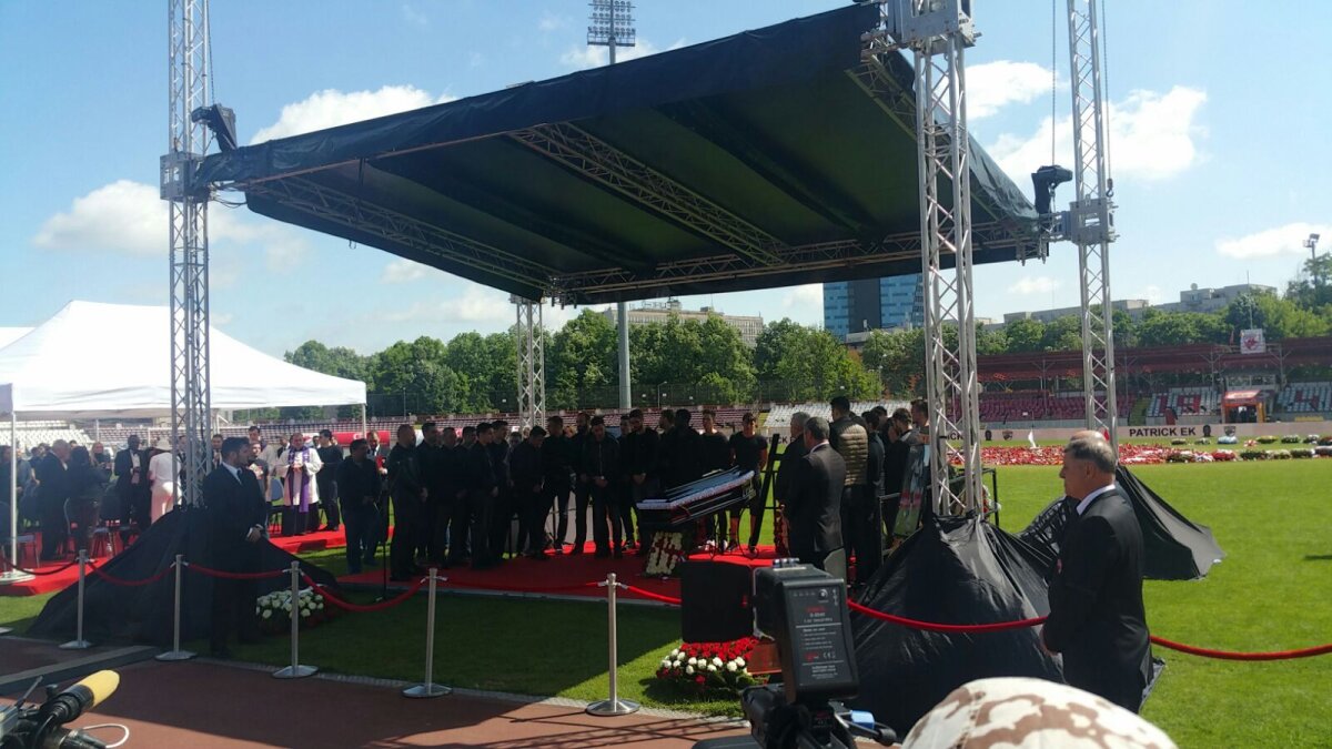 VIDEO+FOTO UPDATE Cortegiul funerar a plecat spre aeroport » Toate detaliile de la fața locului