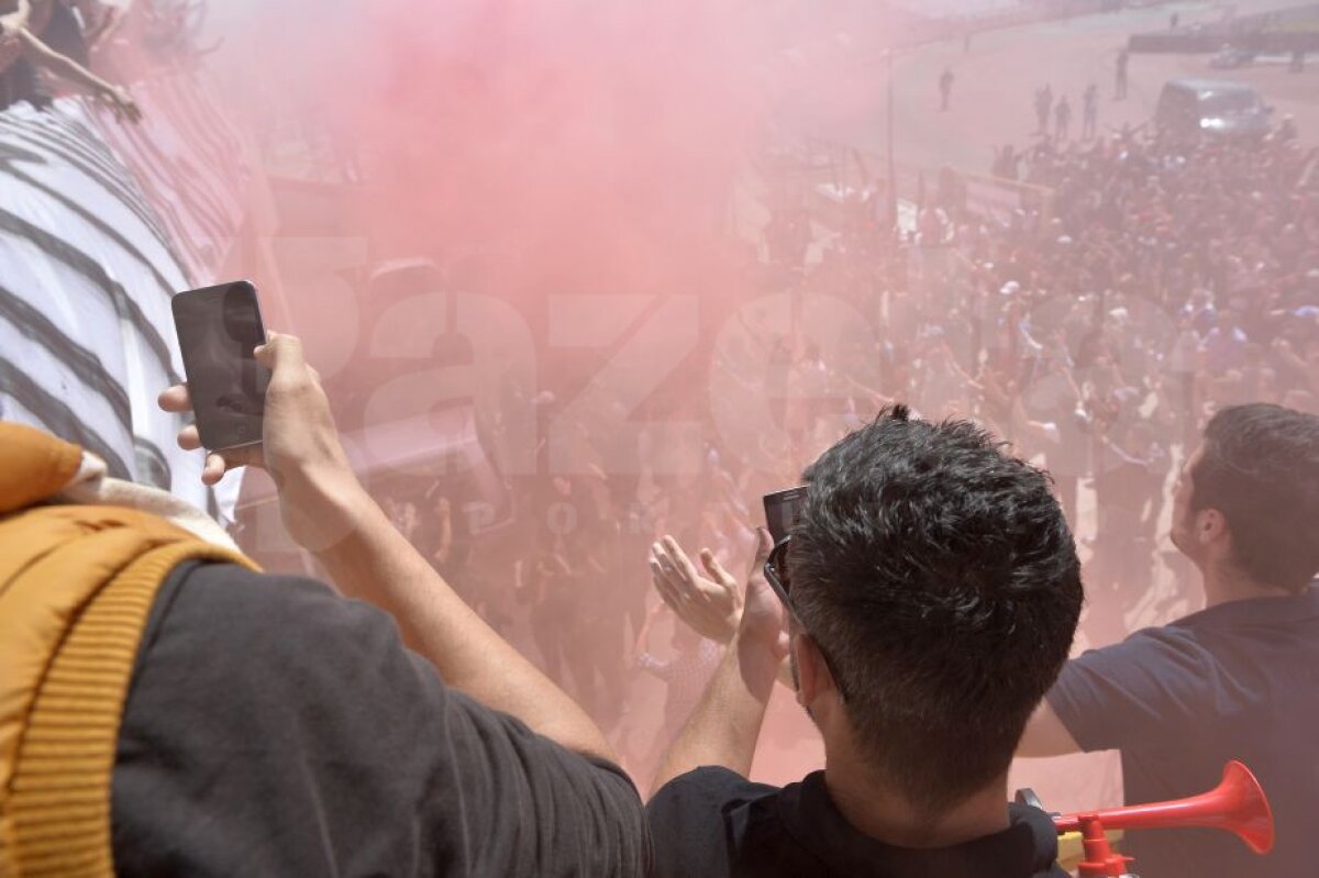 VIDEO Ultimul "meci"! Suporterii lui Dinamo i-au adus un ultim omagiu lui Ekeng