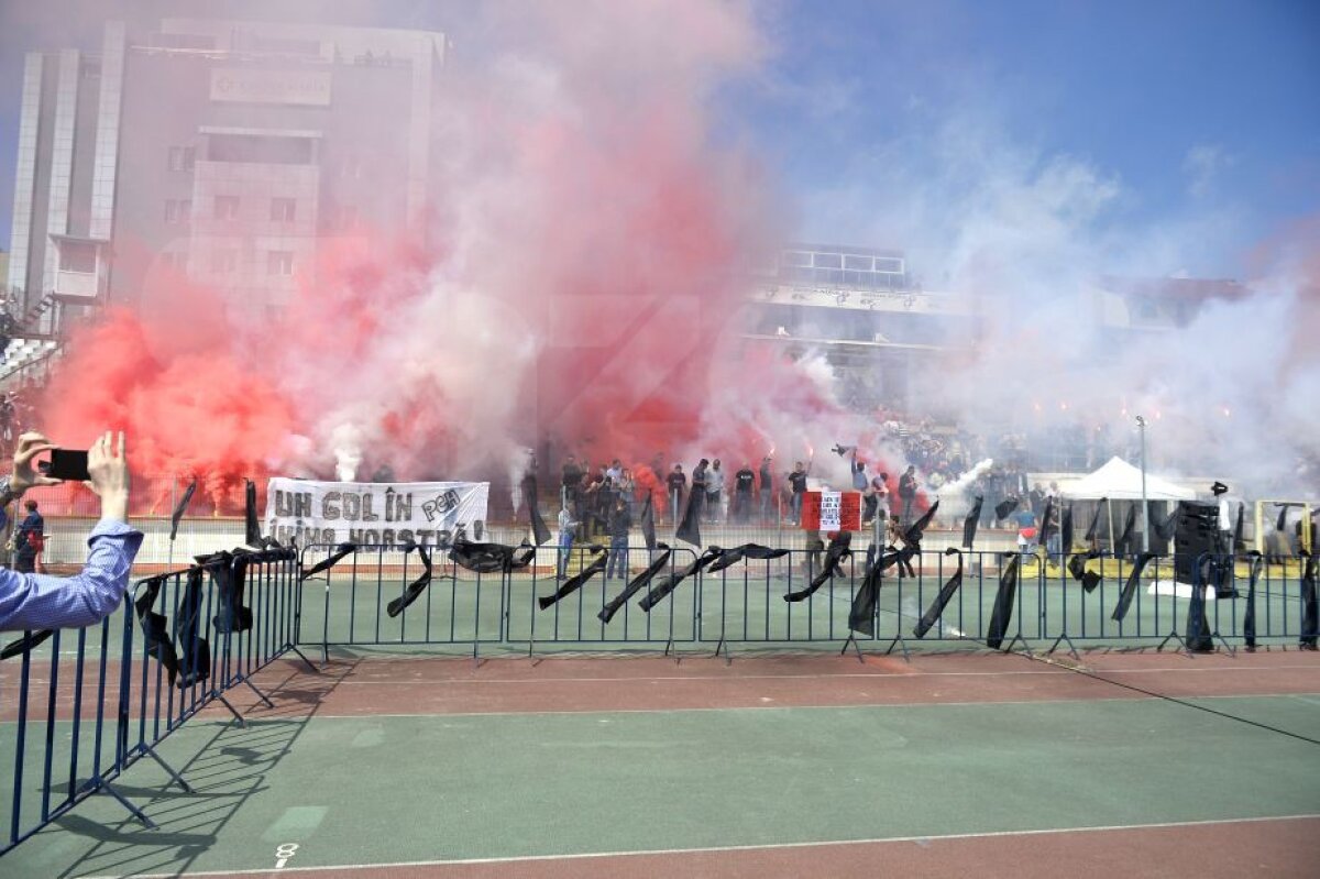 VIDEO Ultimul "meci"! Suporterii lui Dinamo i-au adus un ultim omagiu lui Ekeng