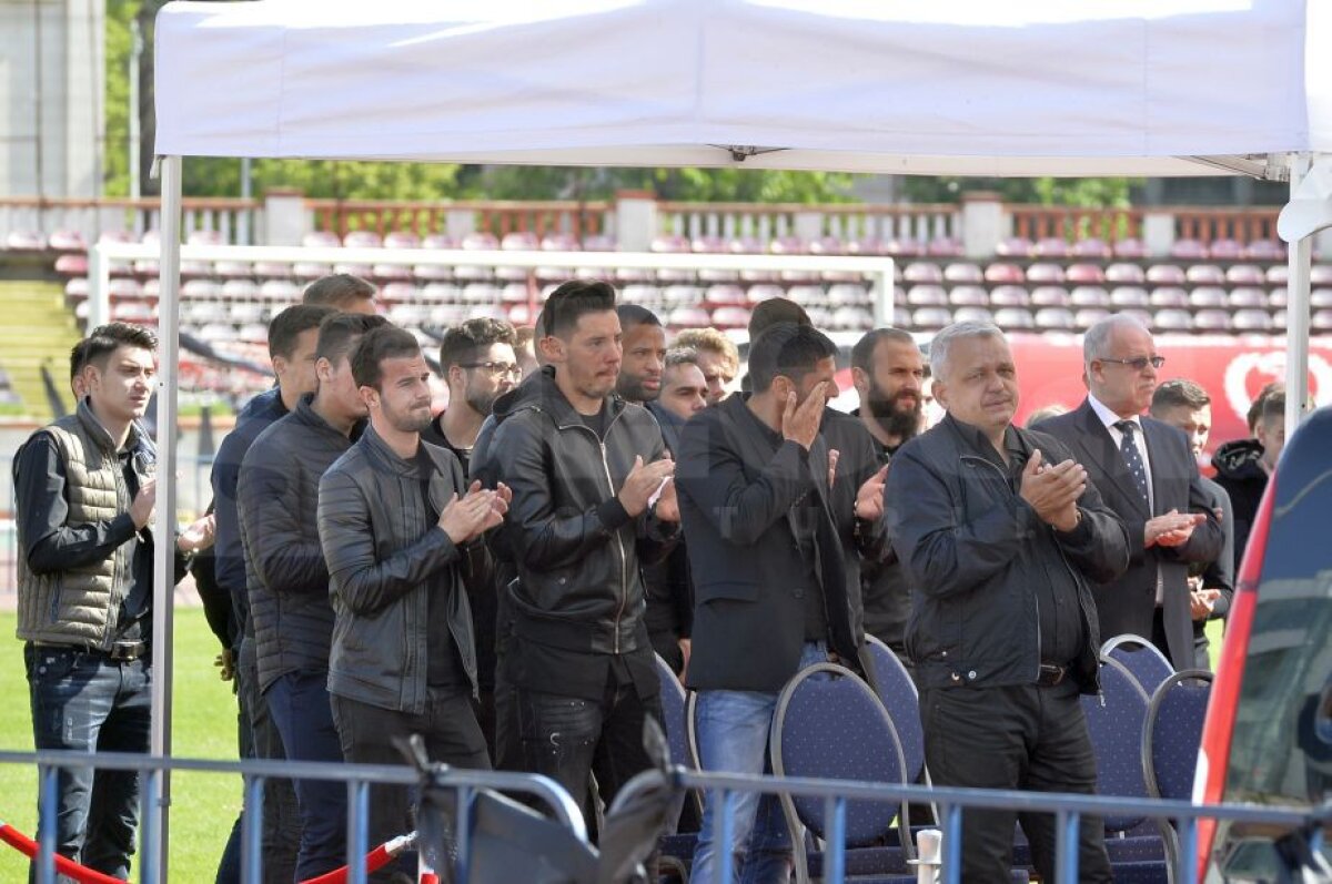 GALERIE FOTO Imaginile care te lasă fără cuvinte » Dinamoviştii i-au spus adio lui Patrick Ekeng