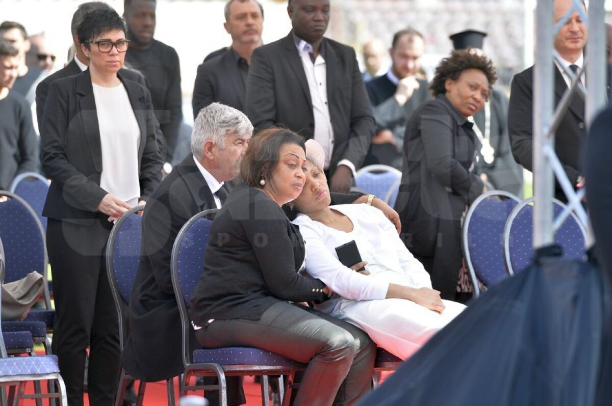 GALERIE FOTO Imaginile care te lasă fără cuvinte » Dinamoviştii i-au spus adio lui Patrick Ekeng