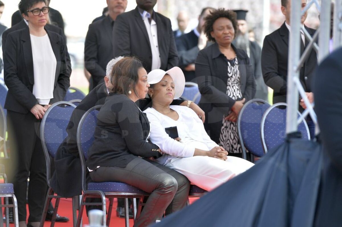 GALERIE FOTO Imaginile care te lasă fără cuvinte » Dinamoviştii i-au spus adio lui Patrick Ekeng