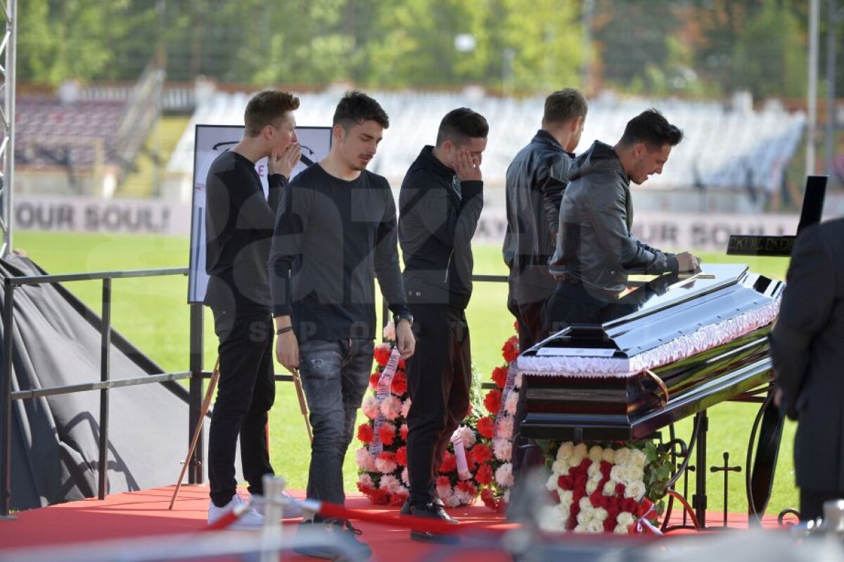 GALERIE FOTO Imaginile care te lasă fără cuvinte » Dinamoviştii i-au spus adio lui Patrick Ekeng