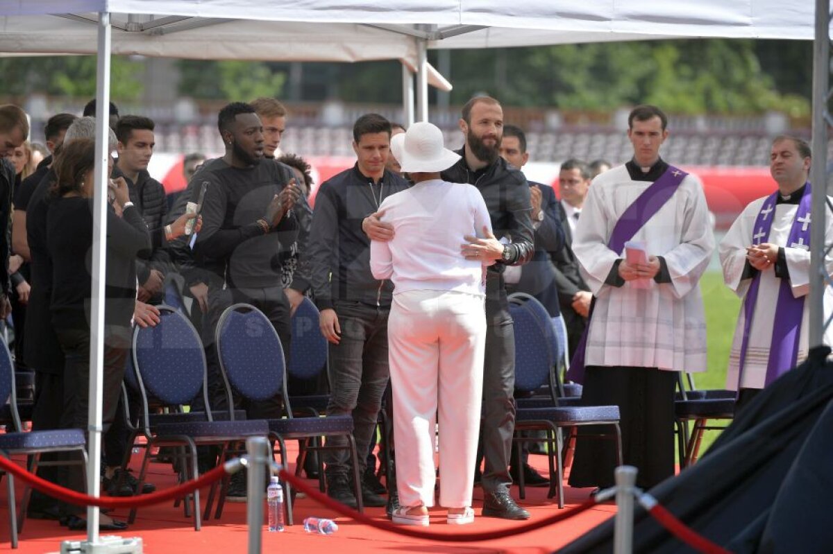 GALERIE FOTO Imaginile care te lasă fără cuvinte » Dinamoviştii i-au spus adio lui Patrick Ekeng