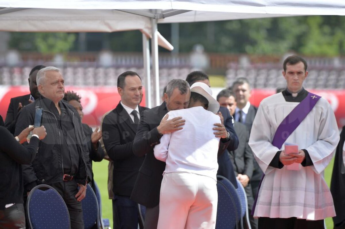 GALERIE FOTO Imaginile care te lasă fără cuvinte » Dinamoviştii i-au spus adio lui Patrick Ekeng