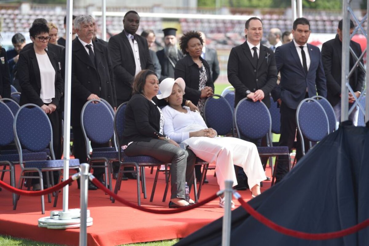 VIDEO+FOTO Rămas bun fără cuvinte » Dinamoviștii s-au despărțit ieri îndurerați de Patrick Ekeng. Lacrimi, condoleanțe, torțe și-o anchetă ce merge mai departe