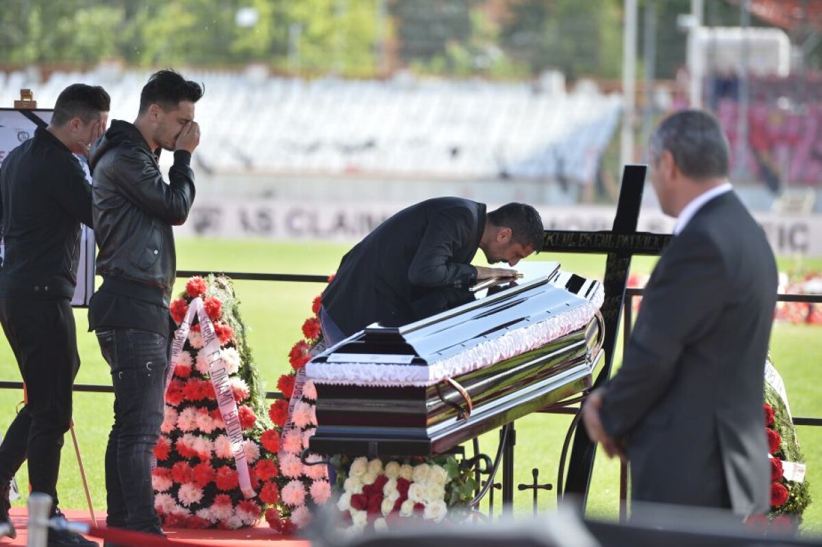 VIDEO+FOTO Rămas bun fără cuvinte » Dinamoviștii s-au despărțit ieri îndurerați de Patrick Ekeng. Lacrimi, condoleanțe, torțe și-o anchetă ce merge mai departe