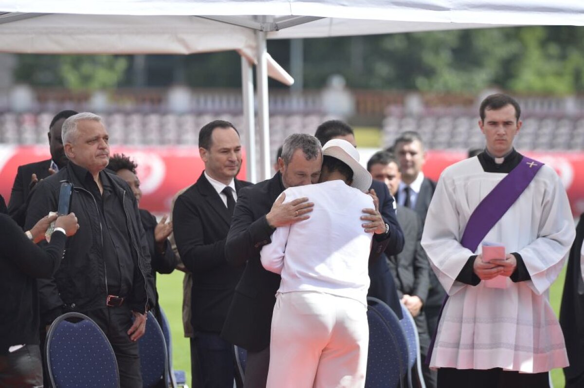 VIDEO+FOTO Rămas bun fără cuvinte » Dinamoviștii s-au despărțit ieri îndurerați de Patrick Ekeng. Lacrimi, condoleanțe, torțe și-o anchetă ce merge mai departe