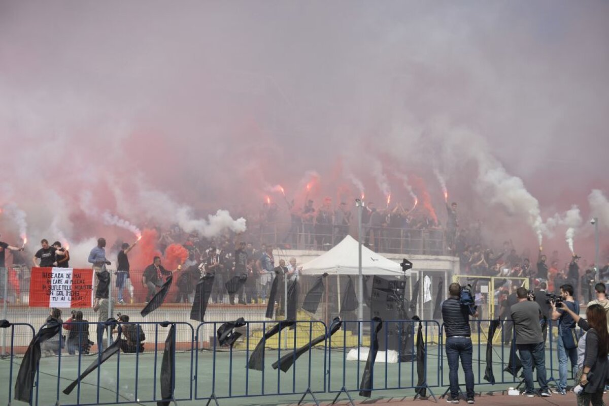 VIDEO+FOTO Rămas bun fără cuvinte » Dinamoviștii s-au despărțit ieri îndurerați de Patrick Ekeng. Lacrimi, condoleanțe, torțe și-o anchetă ce merge mai departe