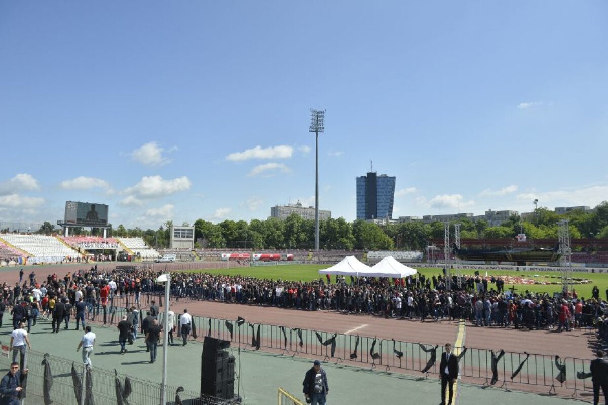 VIDEO+FOTO Rămas bun fără cuvinte » Dinamoviștii s-au despărțit ieri îndurerați de Patrick Ekeng. Lacrimi, condoleanțe, torțe și-o anchetă ce merge mai departe