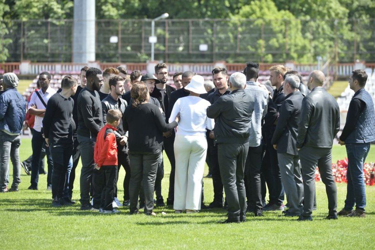 VIDEO+FOTO Rămas bun fără cuvinte » Dinamoviștii s-au despărțit ieri îndurerați de Patrick Ekeng. Lacrimi, condoleanțe, torțe și-o anchetă ce merge mai departe