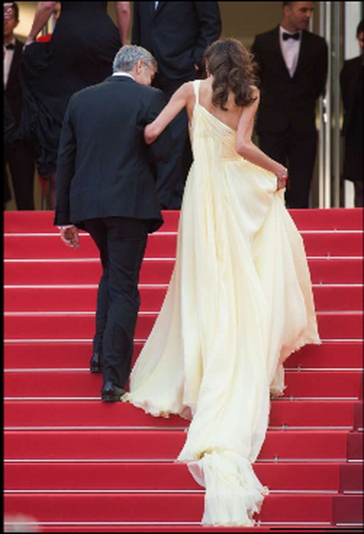 Rochia i-a dat mari bătăi de cap lui Amal Clooney, la Cannes! A fost la un pas să arate tot