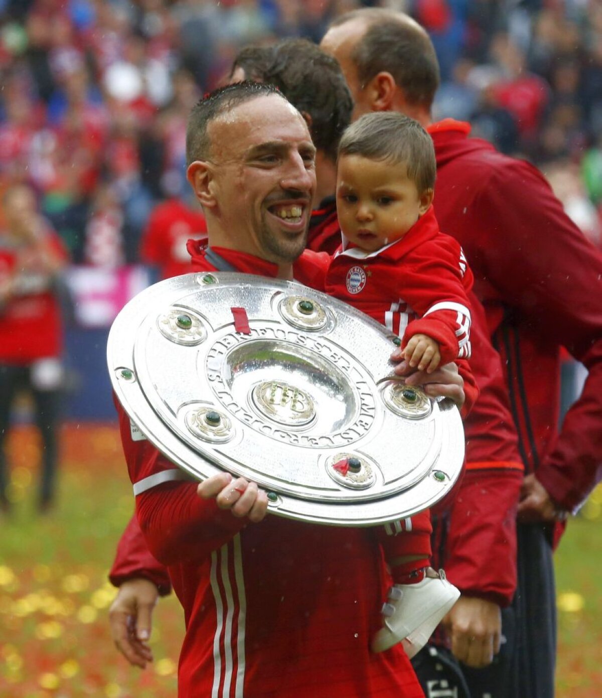 VIDEO+FOTO Pep Guardiola, baie cu bere la celebrarea celui de-al 26-a titlu al lui Bayern Munchen » Dans nebun al jucătorilor