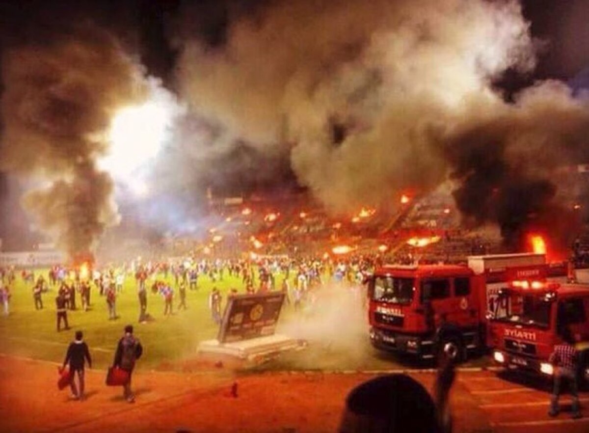 VIDEO + FOTO Au dat foc la stadion după ce echipa aproape că a retrogradat! Scene șocante într-un campionat al Europei