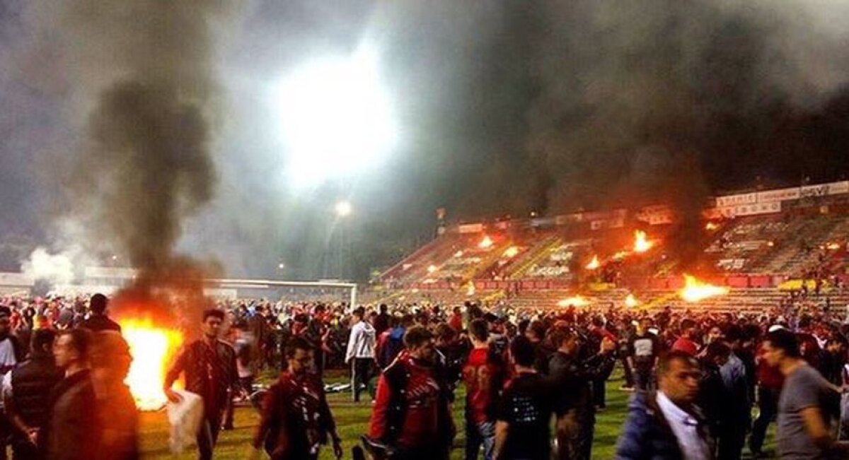 VIDEO + FOTO Au dat foc la stadion după ce echipa aproape că a retrogradat! Scene șocante într-un campionat al Europei