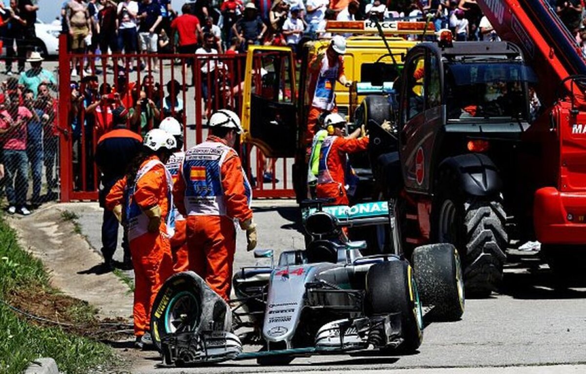 VIDEO + FOTO Imagini incredibile în Marele Premiu al Spaniei! Hamilton și Rosberg s-au lovit în primul tur al cursei și au abandonat