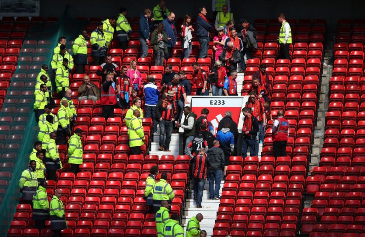 VIDEO și FOTO UPDATE Alertă la Manchester! Stadionul a fost evacuat cu câteva minute înainte de startul ultimului meci al sezonului! În stadion a avut loc o explozie controlată