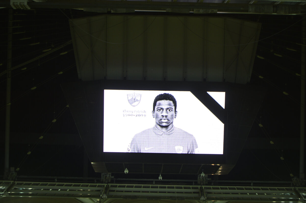 VIDEO+FOTO "Bon voyage, Patrick!" » Dinamoviştii au dedicat o coregrafie impresionantă şi emoţionantă memoriei lui Ekeng, toţi spectatorii scandându-i numele