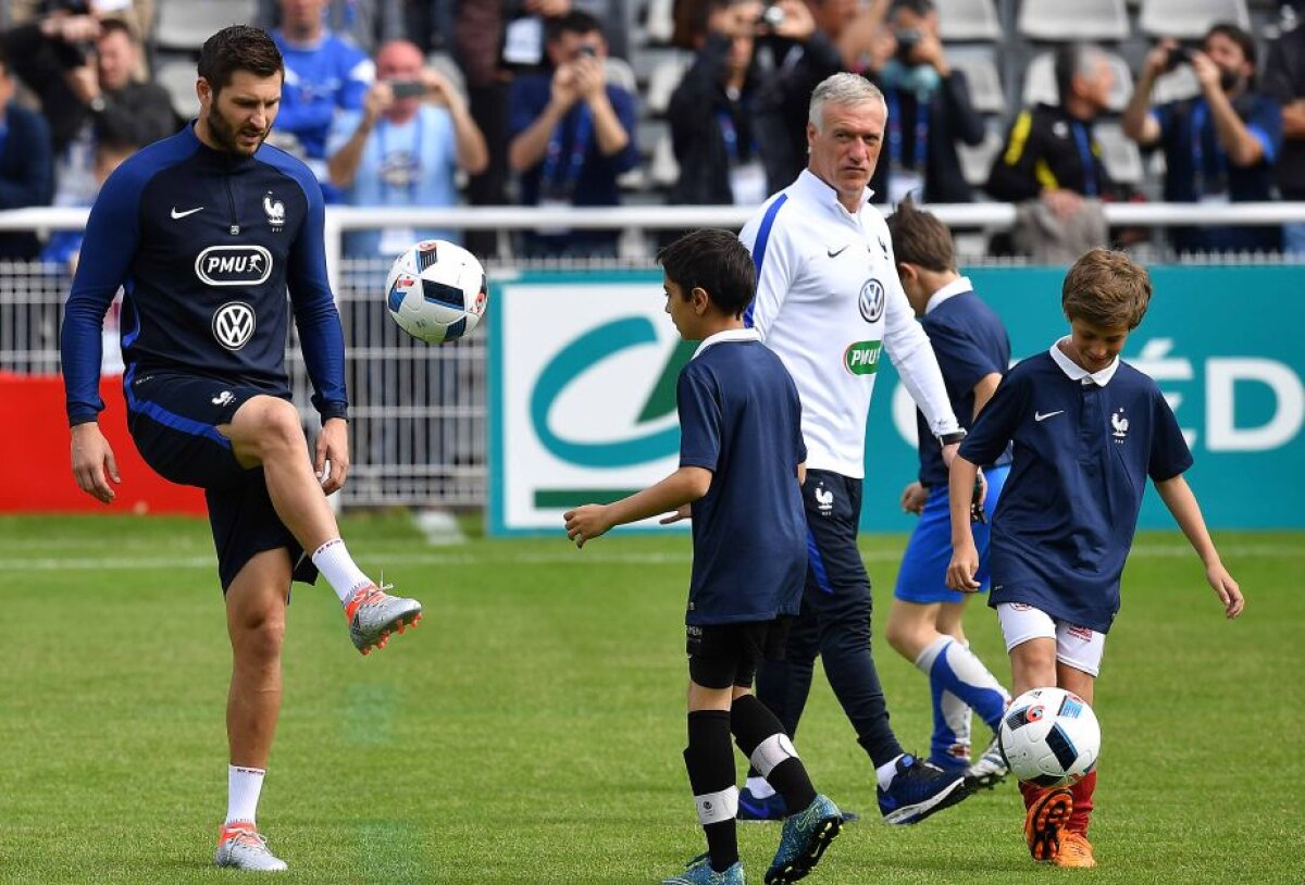 FOTO Albastru de vacanță » Francezii au început pregătirea la Biarritz cu o plimbare pe bicicletă și jocuri cu mingea alături de puști de 11 ani