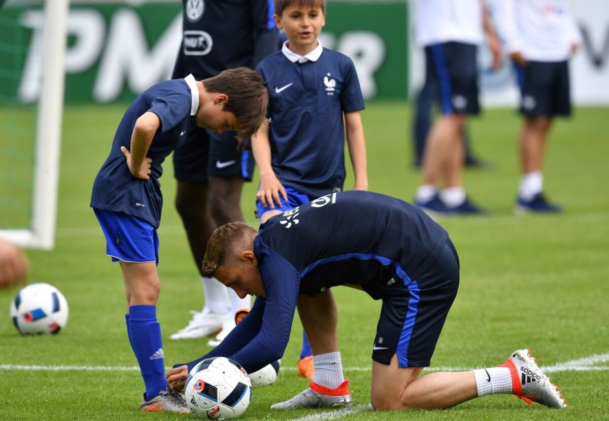 FOTO Albastru de vacanță » Francezii au început pregătirea la Biarritz cu o plimbare pe bicicletă și jocuri cu mingea alături de puști de 11 ani