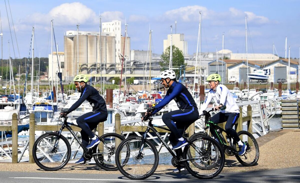 FOTO Albastru de vacanță » Francezii au început pregătirea la Biarritz cu o plimbare pe bicicletă și jocuri cu mingea alături de puști de 11 ani