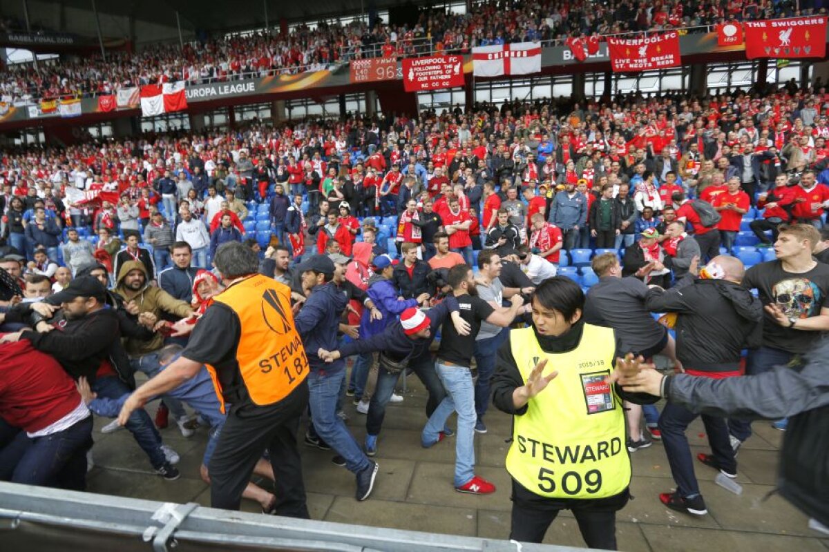 VIDEO+FOTO Suporterii lui Liverpool și cei ai Sevillei s-au luat la bătaie pe stadion 