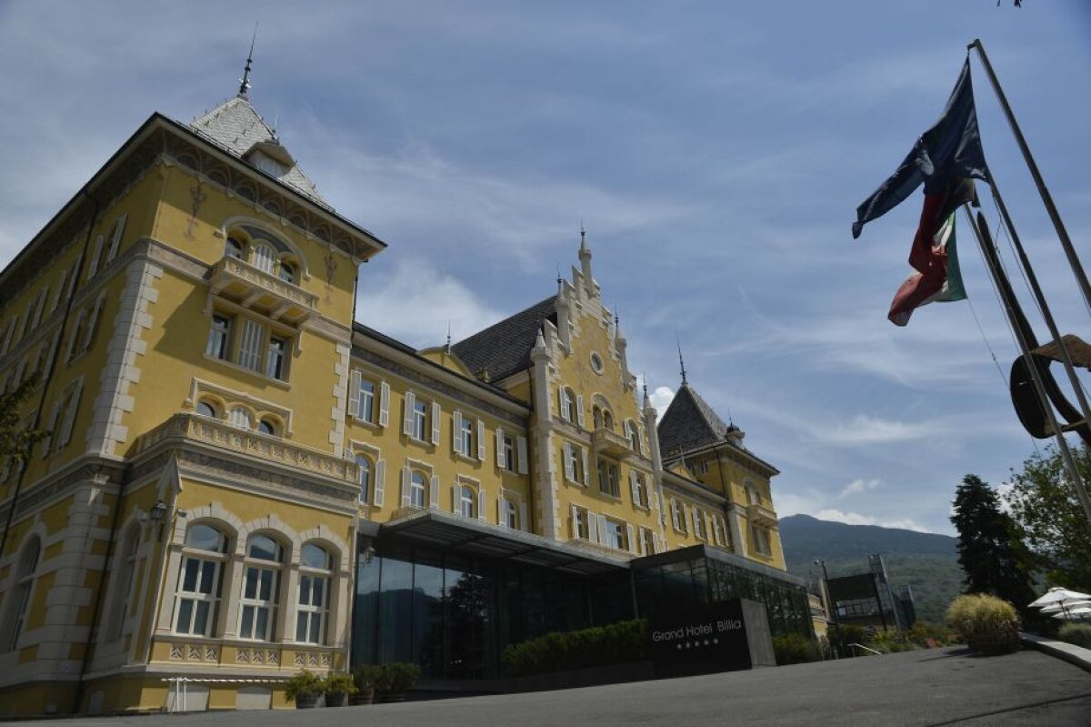 VIDEO+FOTO Corespondență din Italia » Pe urmele lui James Bond şi Sophia Loren: "Tricolorii" s-au cantonat de aseară la St. Vincent, la poalele Alpilor, pentru a pregăti EURO