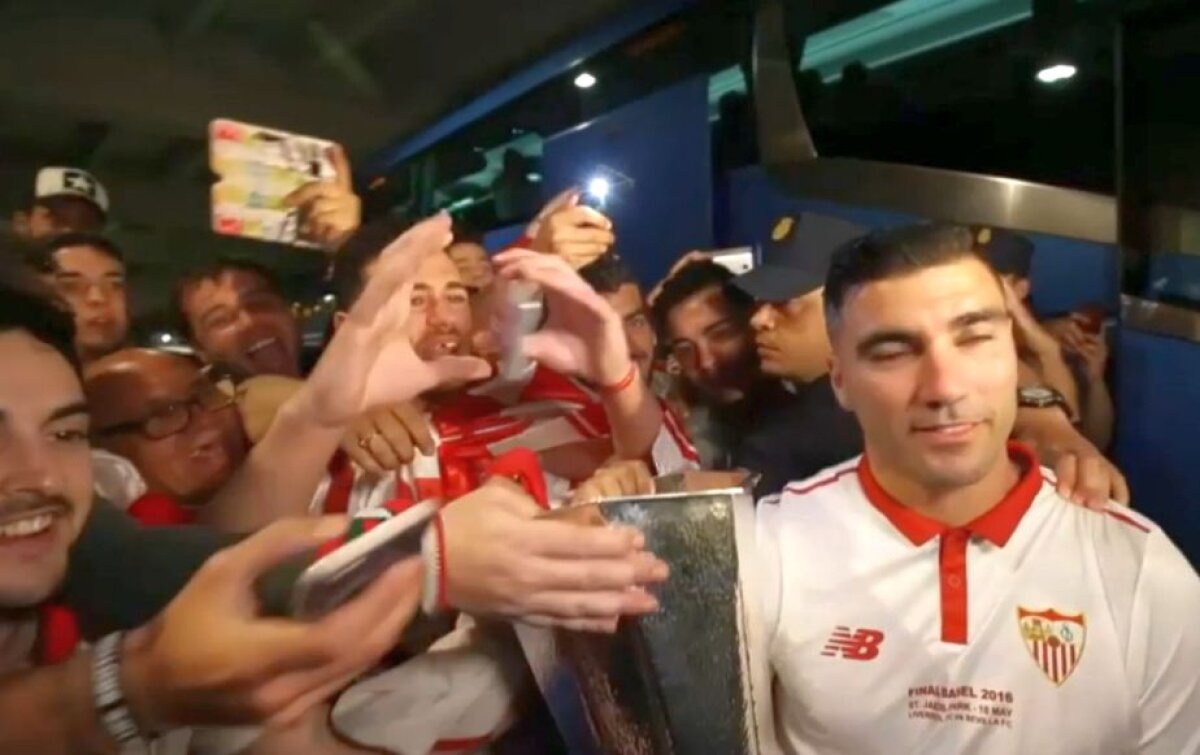 VIDEO+FOTO S-au aprins torțele în Sevilla » Primire triumfătoare pe aeroport pentru jucătorii lui Unai Emery