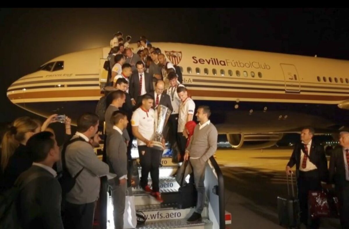 VIDEO+FOTO S-au aprins torțele în Sevilla » Primire triumfătoare pe aeroport pentru jucătorii lui Unai Emery