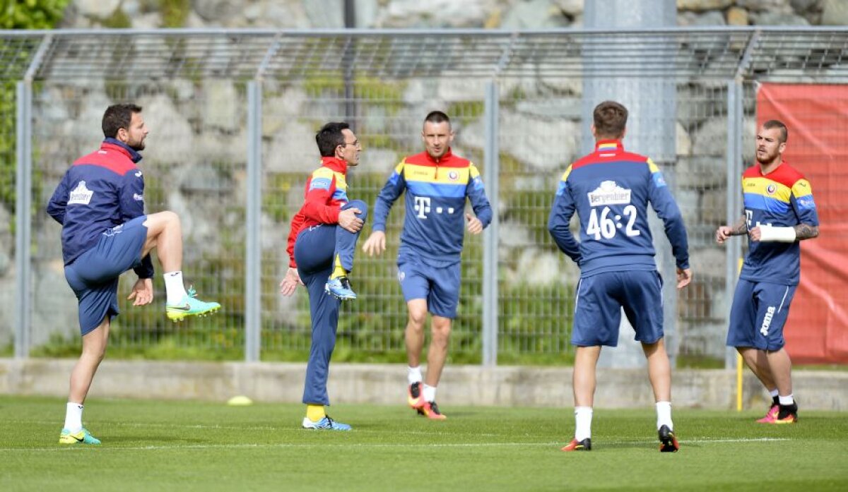 VIDEO + FOTO Imagini de la antrenamentul României » Iordănescu a avut o surpriză pentru jucători