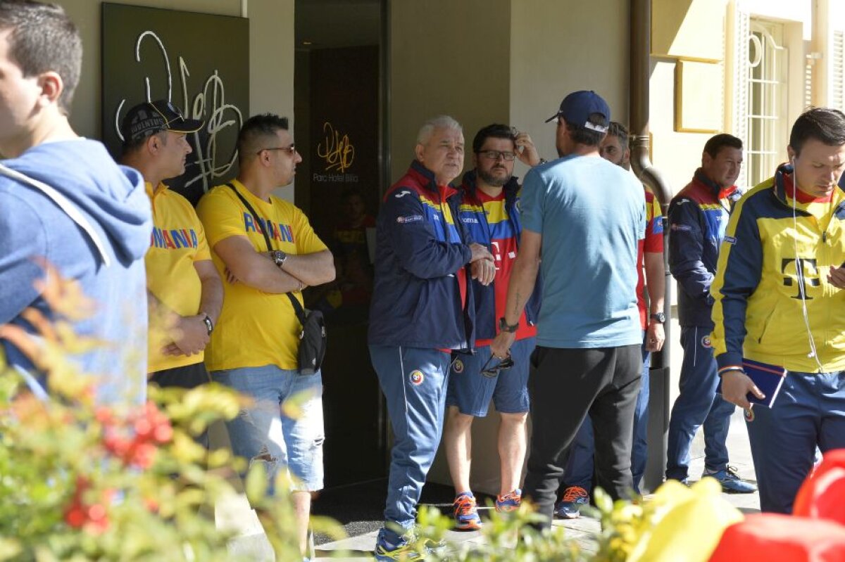 GALERIE FOTO + VIDEO Generalul, indulgent cu "tricolorii" » Iordănescu a fost cool, azi, la întâlnirea cu suporterii ;)