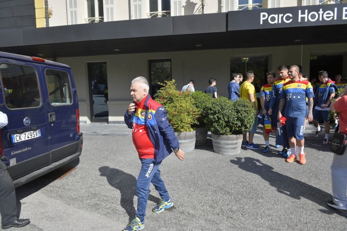 GALERIE FOTO + VIDEO Generalul, indulgent cu "tricolorii" » Iordănescu a fost cool, azi, la întâlnirea cu suporterii ;)