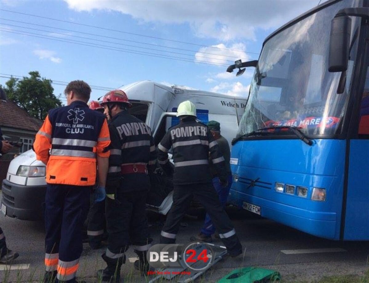 VIDEO + FOTO Autocarul unei echipe din Liga a 2-a a fost implicat într-un accident! Pompierii, Ambulanța și Poliția au venit imediat la fața locului