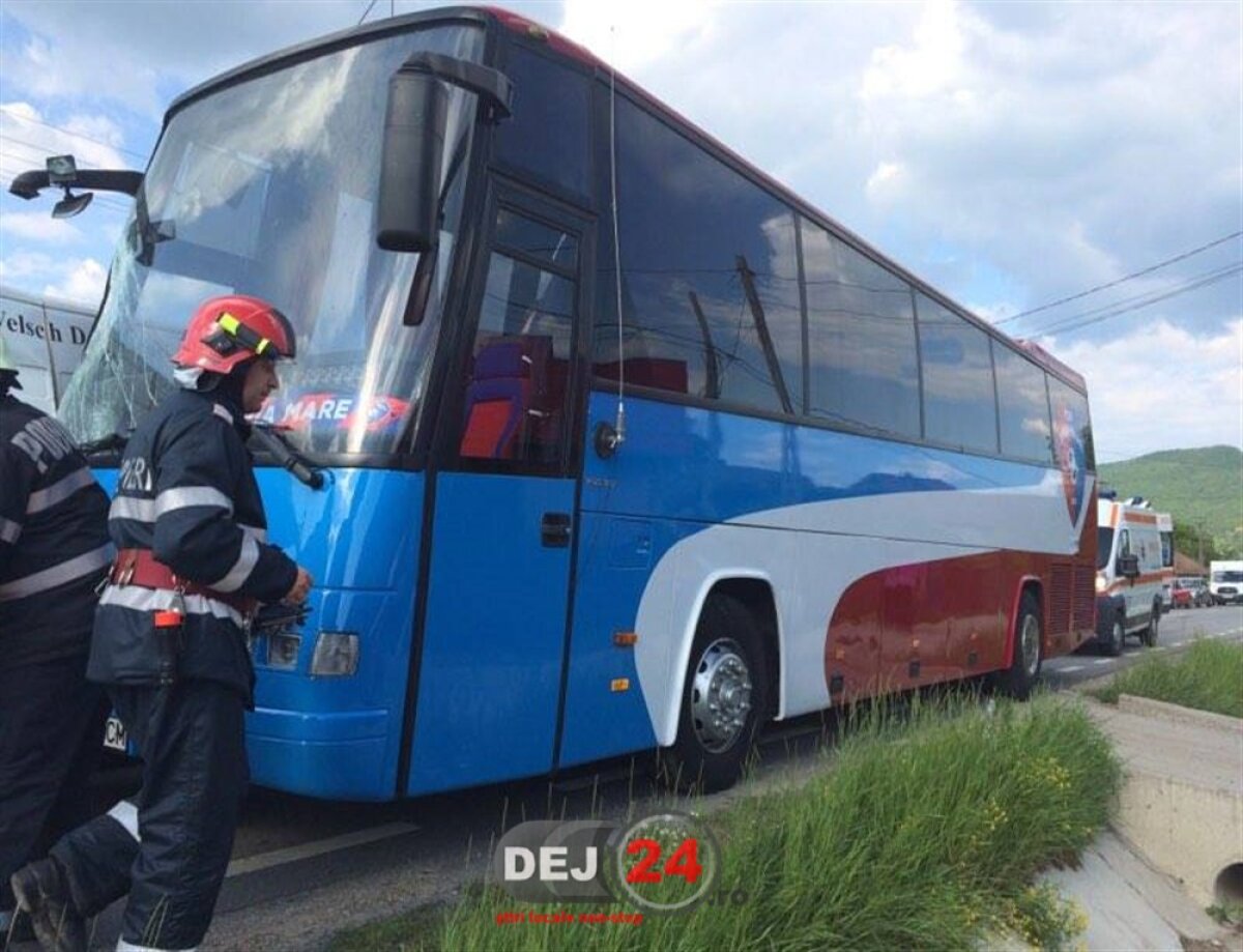 VIDEO + FOTO Autocarul unei echipe din Liga a 2-a a fost implicat într-un accident! Pompierii, Ambulanța și Poliția au venit imediat la fața locului