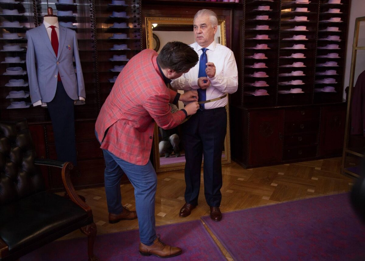 Generalul la croitor » Iordănescu și-a făcut costum de cinci stele pentru Euro :)